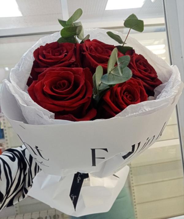Букетик с красными розами