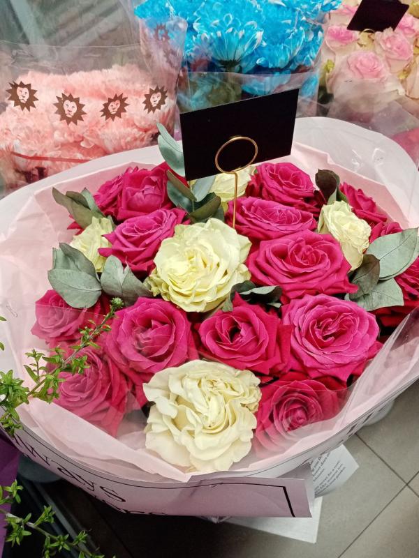 Букет из малиново-белых роз