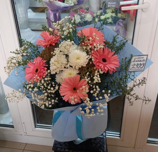 Букет "Сборный 10 с розовыми герберами"