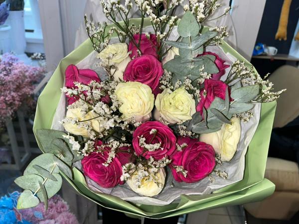 Букет "Малиново-белые розы"