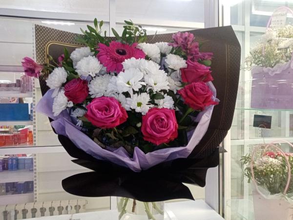 Букет "Сборный 15 с розами и хризантемами"