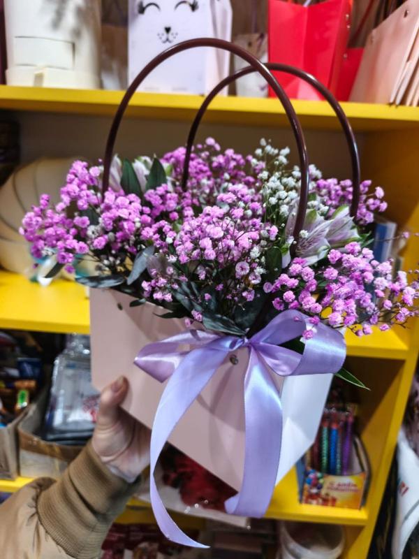 Сумочка из гипсофил и альстромерий