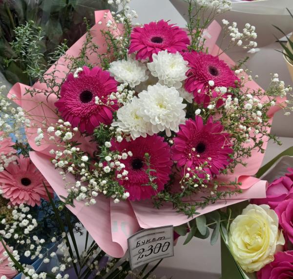 Букет "Сборный 9 с малиновыми герберами"