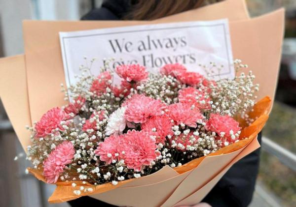 Букет объемный их хризантем и типсофил